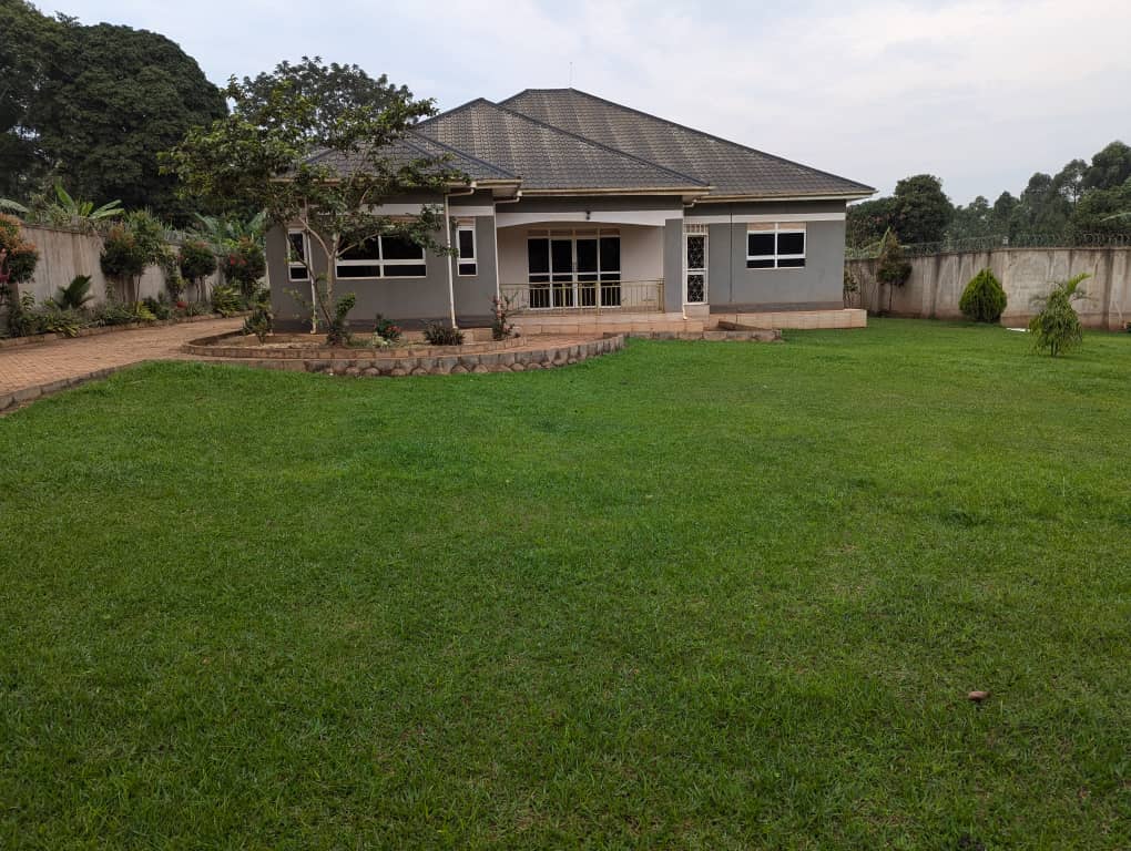 KMT_properties's tweet image. A house for sale in Wakiso Nkoowe seated on 3 acres 4 bedrooms only 3.5 kilometers off tarmac ready title at 850m negotiable
+256786396665
