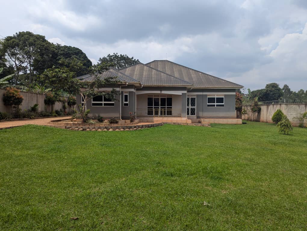 KMT_properties's tweet image. A house for sale in Wakiso Nkoowe seated on 3 acres 4 bedrooms only 3.5 kilometers off tarmac ready title at 850m negotiable
+256786396665