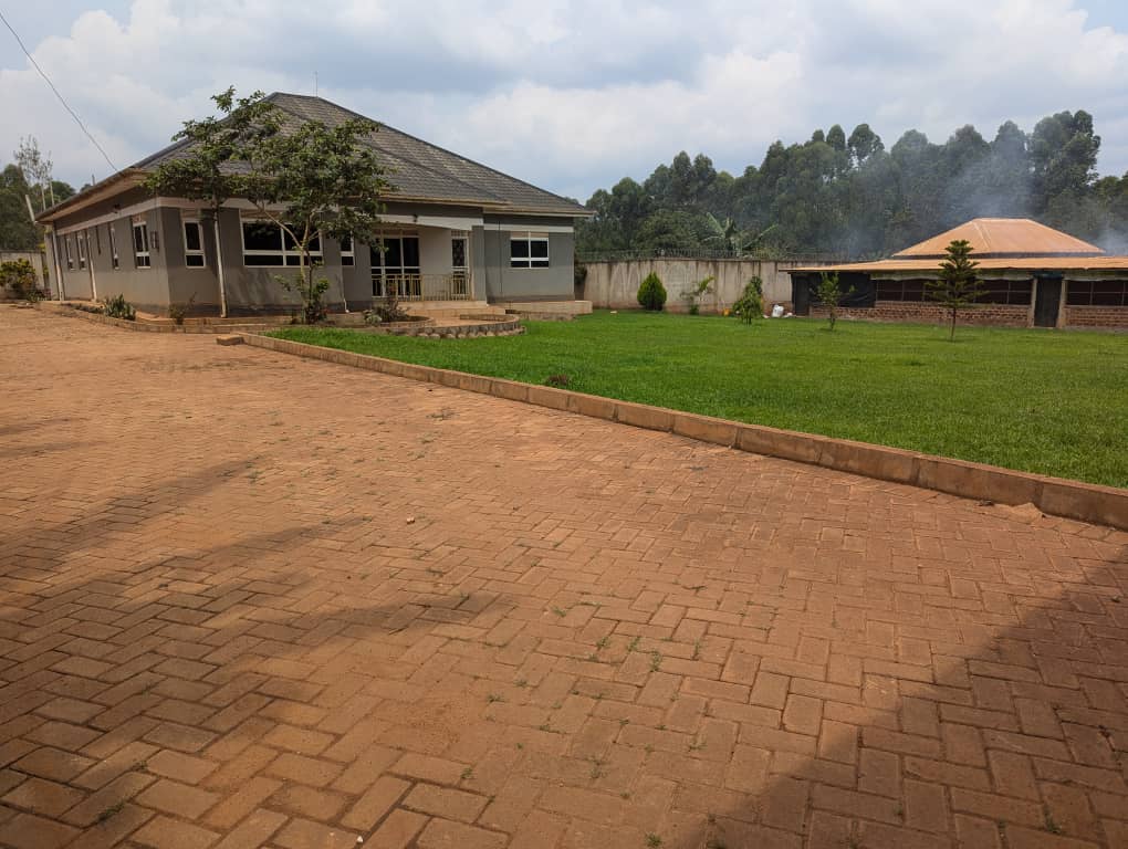 KMT_properties's tweet image. A house for sale in Wakiso Nkoowe seated on 3 acres 4 bedrooms only 3.5 kilometers off tarmac ready title at 850m negotiable
+256786396665
