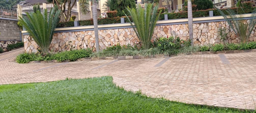 KMT_properties's tweet image. Spacious house for sale in Lubowa
Price: $880,000
6 bedrooms | 6 bathrooms plus 2 sitting rooms
Tenure: Leasehold of 99 years
Plot size: 50 decimals
+256786396665