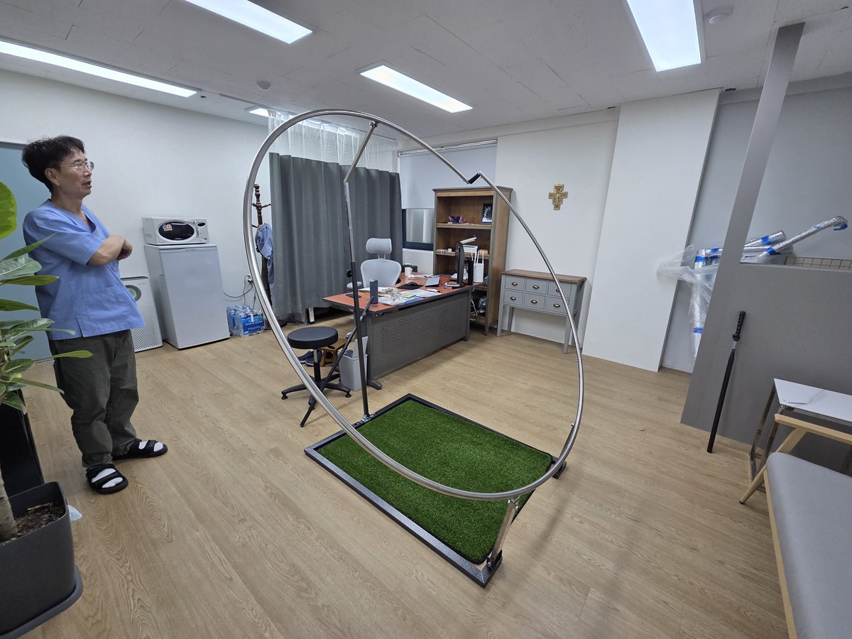 Proswing_Inc's tweet image. 병원 원장님이 개인집무실에 #스윙플레인2.0을 설치 하여 올바른 궤도와 스윙리듬을 연습합니다.^^

제품문의:1899-6637
proswing.kr
#골프연습머신 전문제조 프로스윙

#공치는스윙기 #골프연습용품 #골프자세교정 #골프궤도연습 #골프스윙각도