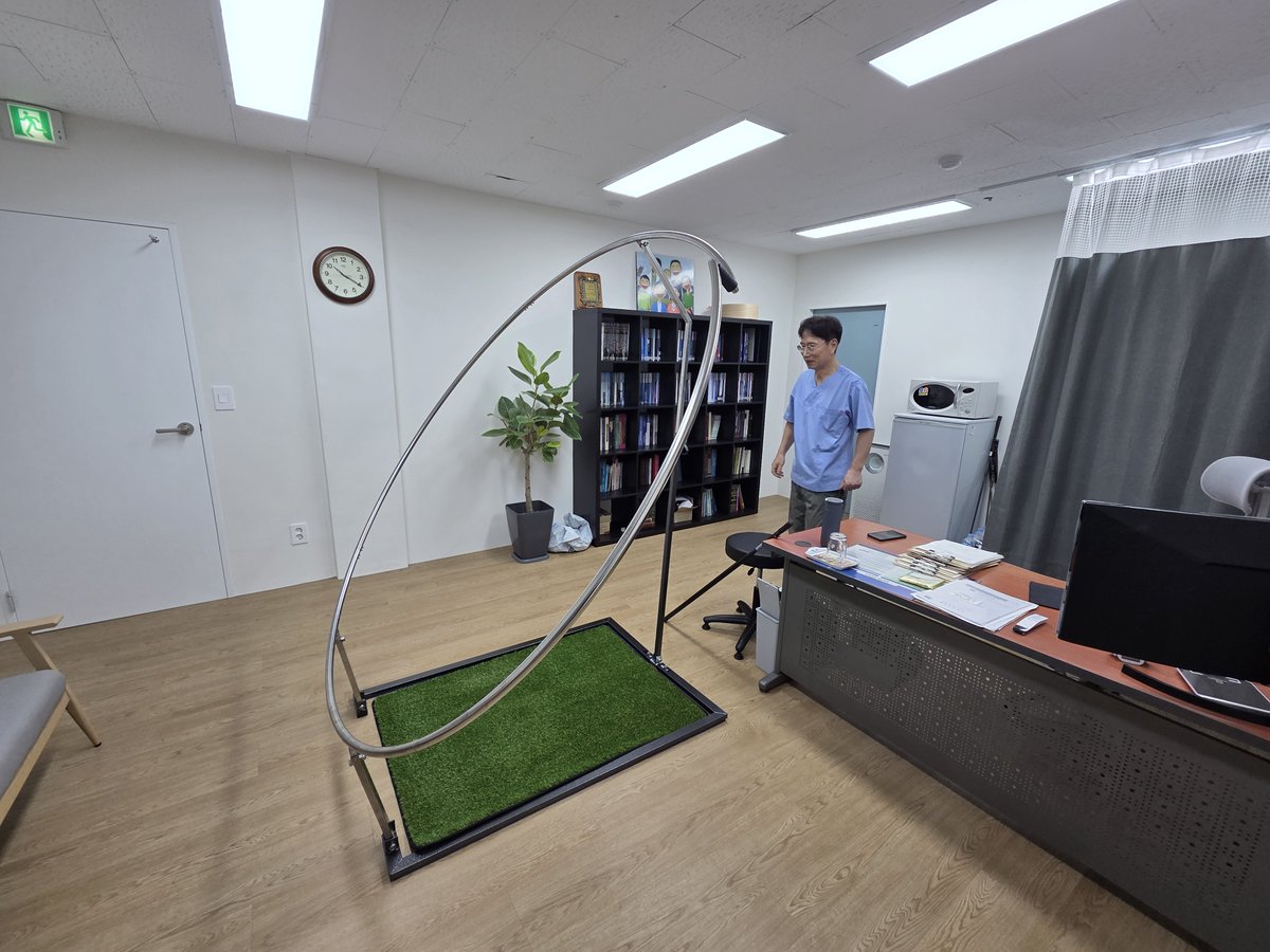 Proswing_Inc's tweet image. 병원 원장님이 개인집무실에 #스윙플레인2.0을 설치 하여 올바른 궤도와 스윙리듬을 연습합니다.^^

제품문의:1899-6637
proswing.kr
#골프연습머신 전문제조 프로스윙

#공치는스윙기 #골프연습용품 #골프자세교정 #골프궤도연습 #골프스윙각도