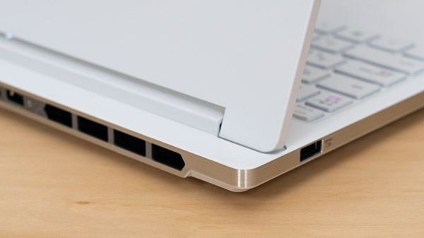 thehikaku's tweet image. レノボ Legion 7i Gen 10(16型 Intel)をレビューしました。
ホワイトのカラーで清潔感があり、薄型のアルミボディと、側面の輝きがとてもかっこいいです。
thehikaku.net/pc/lenovo/25Le…
#PR