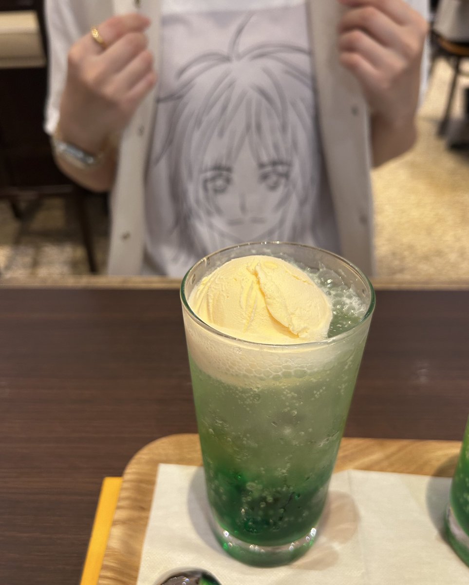 アイス上に乗せたメロンソーダ🎶

with シャヰン