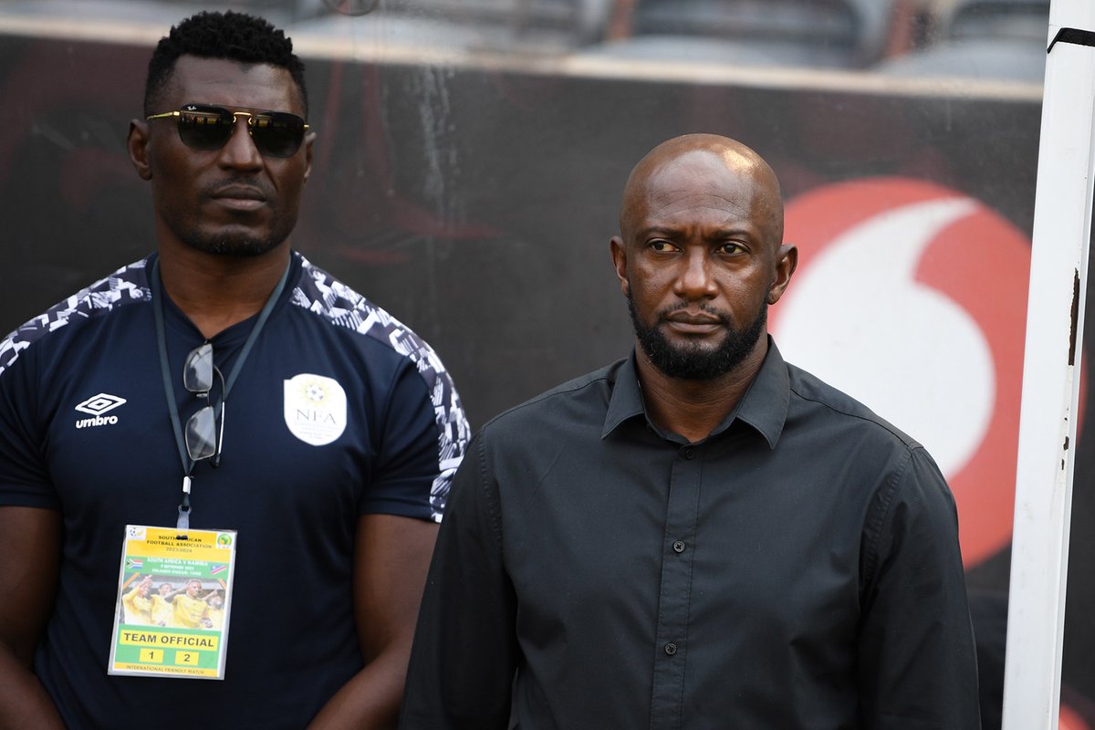KickOffMagazine's tweet image. Former Mamelodi Sundowns goalkeeper Ronnie Kanalelo has been appointed head coach at a new team in Namibia.
Full story ➡️ ow.ly/RtLu50WvBHZ