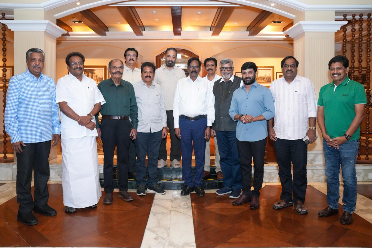 டெல்லியில் மைய்யம் 
கொண்டது மய்யம்...
இனி
ஒன்றிய மன்றத்தில் ஓங்கி ஒலிக்கும் மக்களின் குரலாக மய்யத்தின் குரல் ...

மாநிலங்களவையில் பொறுப்பேற்றிருக்கும்
நம்மவருக்கு வாழ்த்துகள்.,💐🙏