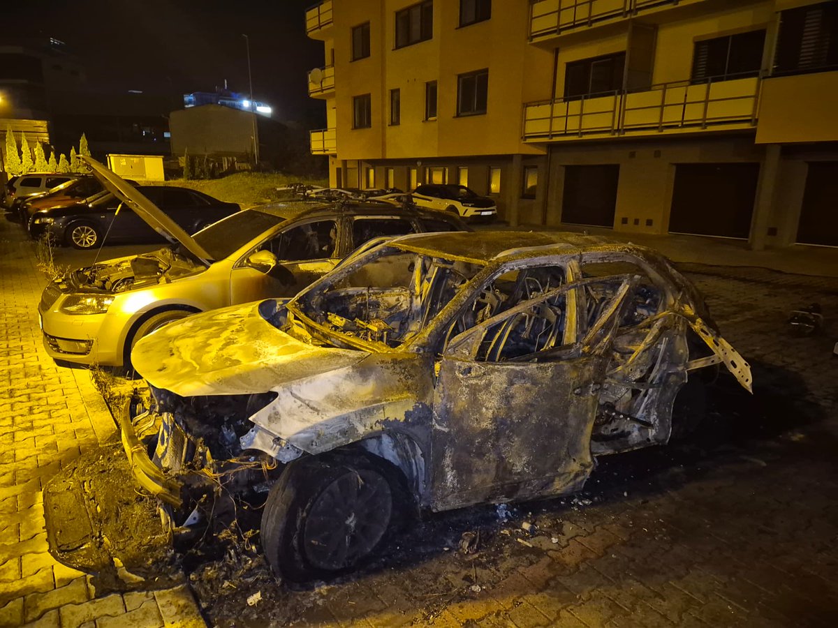 Před půlnocí jsme vyjížděli do Velkého Meziříčí k ohlášenému požáru tří osobních aut. V jednom autě jsme nalezli ostatky lidského těla neznámé totožnosti. Případ si převzali kriminalisté, nařídili soudní pitvu, ohořelé vozidlo zajistili. Ve věci probíhá  prověřování. #policievys
