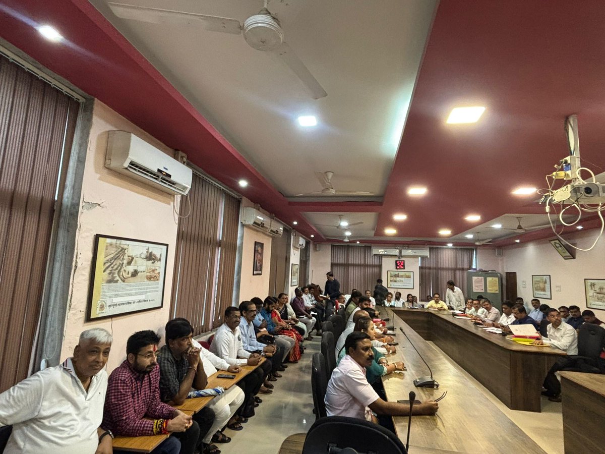 TukaramKate's tweet image. मुंबई महापालिकेच्या वरिष्ठ अधिकाऱ्यांसोबत, चेंबूरमधील शिवसेना, भारतीय जनता पार्टी (भाजप) आणि रिपब्लिकन पार्टी ऑफ इंडिया (आरपीआय) चे सर्व पदाधिकारी आणि नगरसेवक यांच्यासमवेत एक अत्यंत महत्त्वपूर्ण बैठक पार पडली.

#tukaramkate #CivicIssues #ChemburDevelopment #BMCMumbai