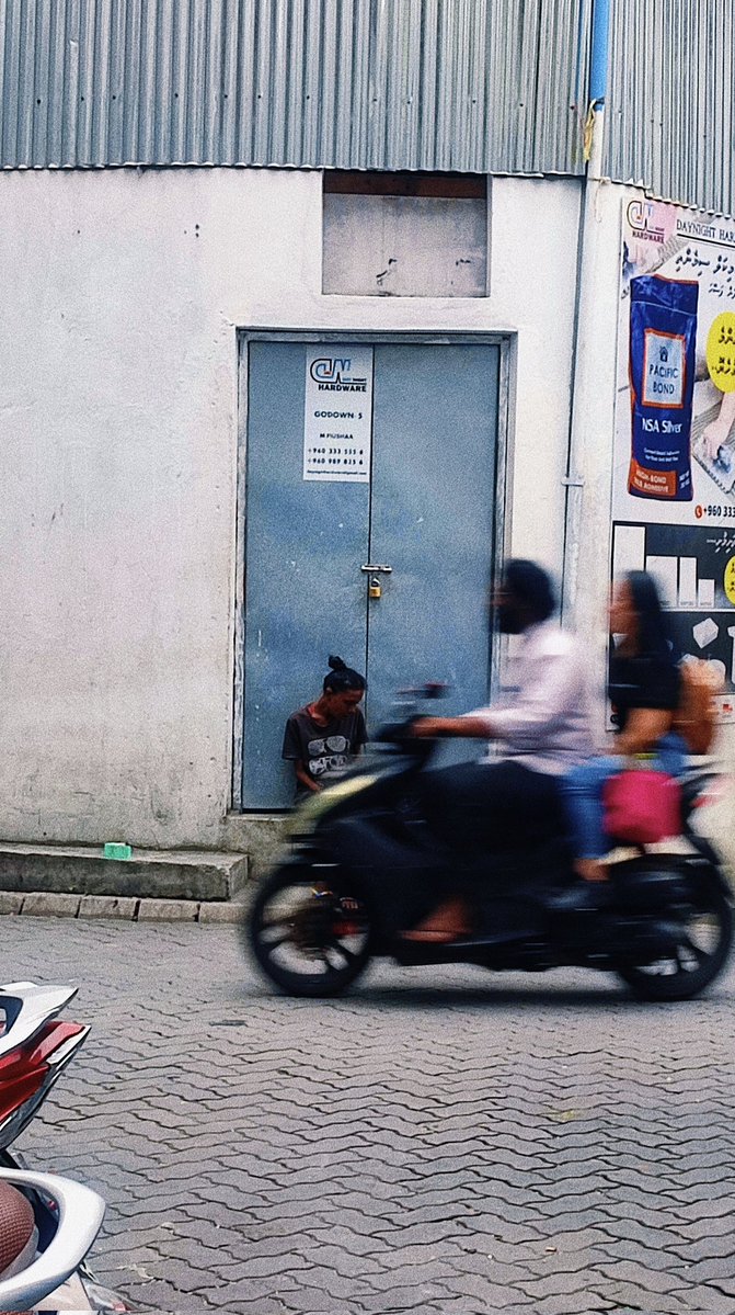 magumathiX's tweet image. 🇲🇻 Today we celebrate Independence Day.

But this? this is what so many of our people are “independent” in: Alone. Unseen. Stigmatized. Left to survive addiction on the steps of locked doors and shuttered services.

📍This is not a rare sight in Malé. We all walk past it. We all…