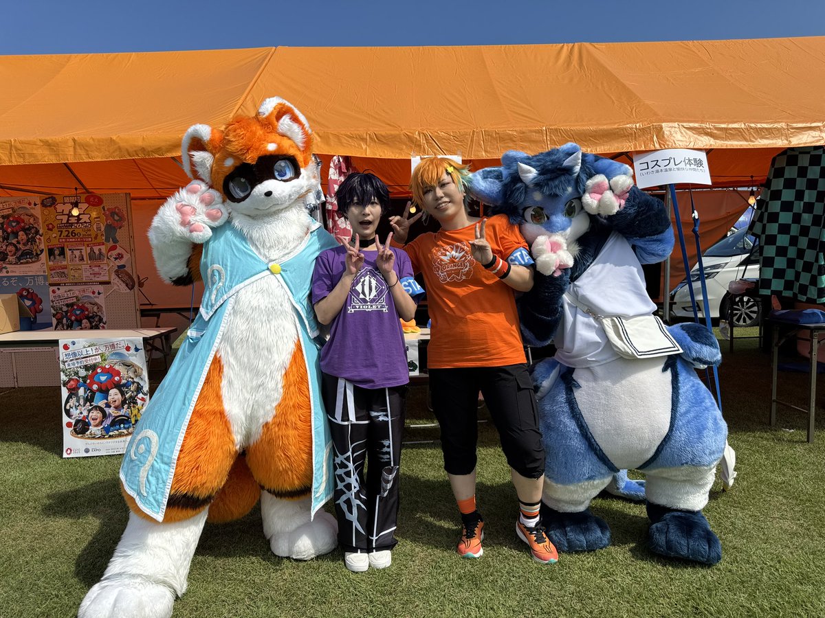 ROOFxLOOP's tweet image. 楢葉町サマーフェス、ステージ出演前にみんなと交流してます!コスプレ屋さんで碧ちゃんに似合う剣を貸してもらいました🔹