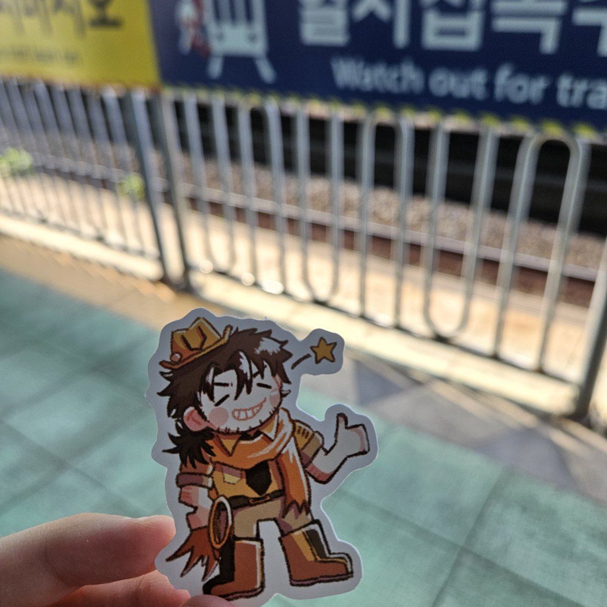 11_gaek11's tweet image. 저도 아주 잠깐이었지만 재밌게 구경하고 갑니다..!
포카는 3타임 끝나기 1~2분 전에 제가 두고갔어요🥺
나눔용 굿즈를 못 만들어서 뭐 못 드리고 받기만 한데다 급하게 먼저 가버려서 너무 죄송스럽네요...ㅠㅠ
나눔해주신 에벱님 정말 감사합니다🥹!!