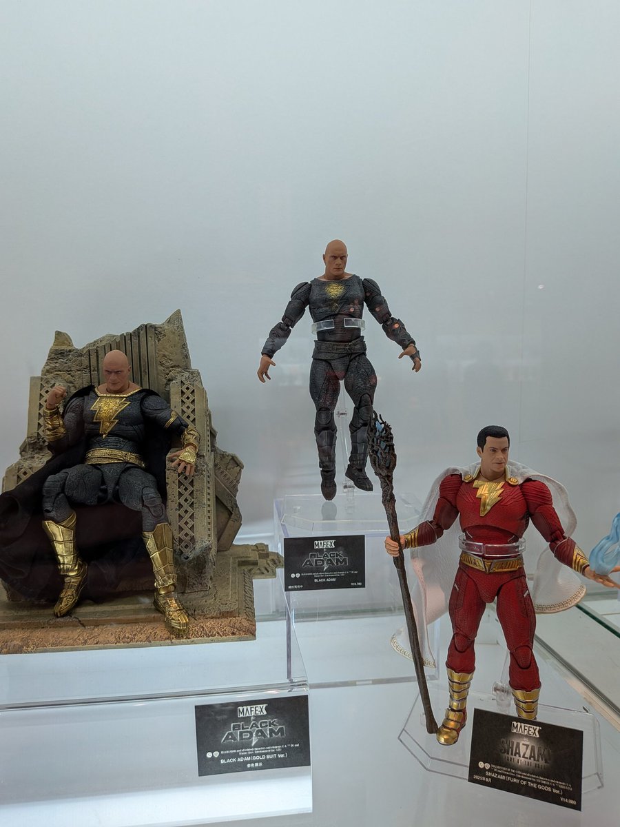 MAFEX シャザム 少年の心を持った無敵のヒーロー！『シャザム！～神々の怒り』版