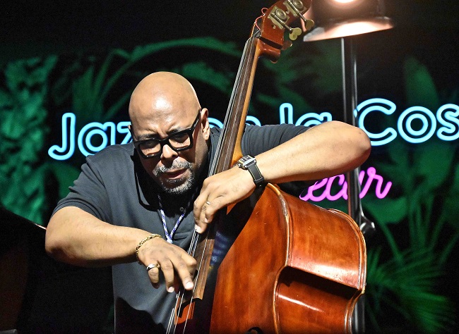 IndeGranada's tweet image. Christian McBride maravilló en Jazz en la Costa
El contrabajista de Filadelfia puso en pie al público en su concierto sexitano. Hoy sábado llega otro bajista: Avishai Cohen
👇👇👇
elindependientedegranada.es/cultura/christ…