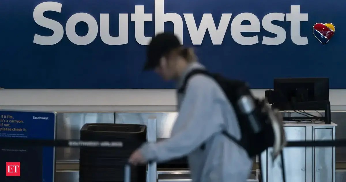 luisFl0yd's tweet photo. Southwest flight narrowly avoided a mid-air collision near Burbank, taking a sudden drop after an alert. Two crew members were injured, FAA now investigating the incident. https://t.co/X8hhUhoFz4 https://t.co/cF6eEaA1nH