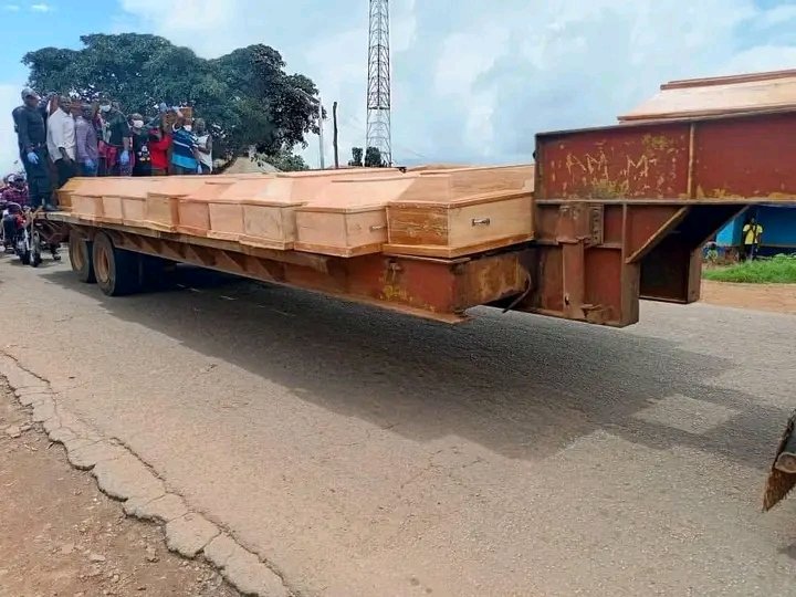 TIBmovement's tweet image. 17 more slaughtered in Bokkos. 27 buried days ago in Riyom. From one mass burial to another, Plateau is soaked in blood, while the Nigerian govt looks away.
We condemn these killings & demands urgent action. Tinubu is failing the people!
#WeCantContinueLikeThis
#RevolutionNow