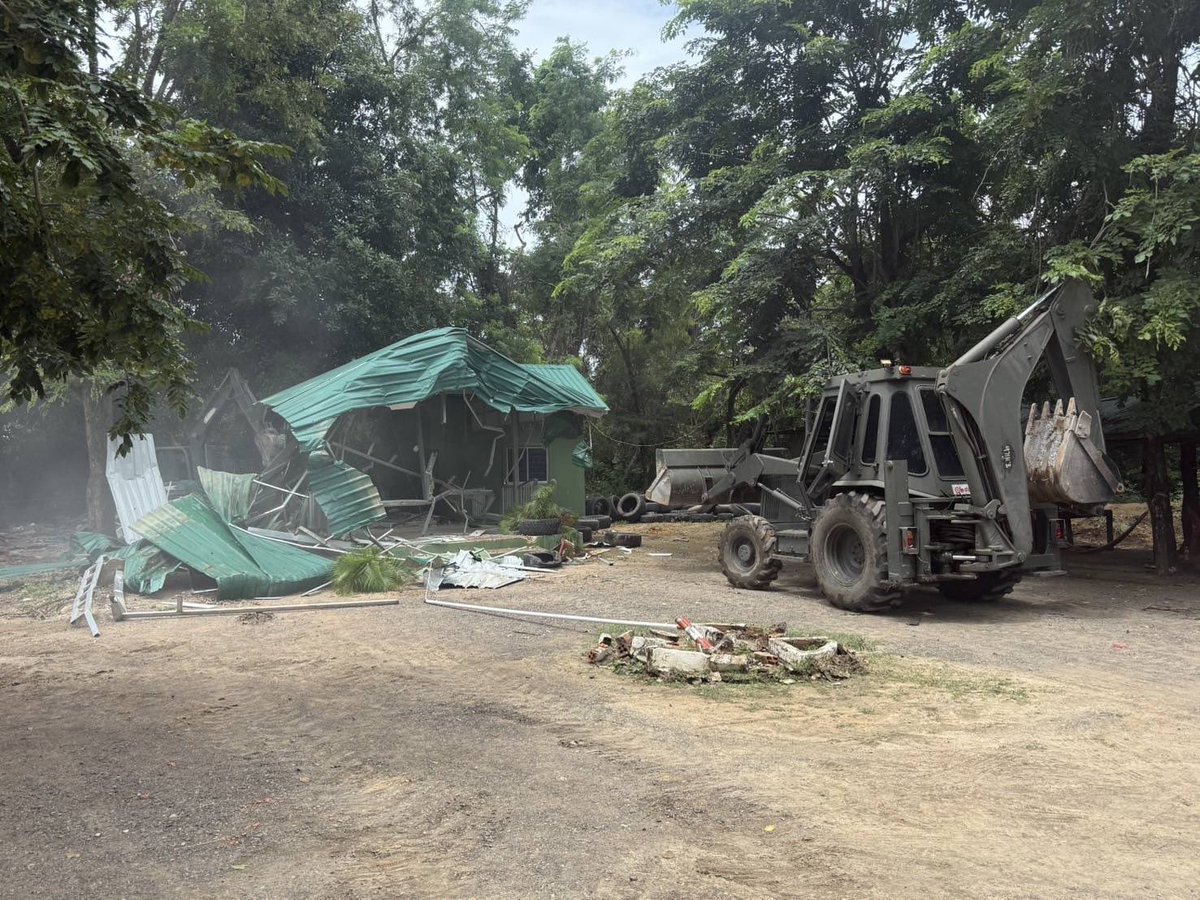 ThaiArmedForce's tweet image. กองกำลังบูรพา กองทัพภาคที่ 1 ไล่รื้อถอนอาคารกัมพูชาที่สร้างล้ำเข้ามาในเขตไทยและละเมิด #MOU43 ในอำเภอตาพระยา 2 จุด และอำเภอโคกสูง 2 จุด หลังจากรื้อแล้วจึงวางกำลังเพื่ รักษาอธิปไตยต่อไป
#ชายแดนไทยกัมพูชา
#ไทยกัมพูชา