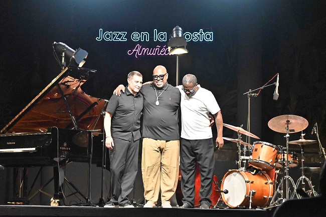 IndeGranada's tweet image. Christian McBride maravilló en Jazz en la Costa
El contrabajista de Filadelfia puso en pie al público en su concierto sexitano. Hoy sábado llega otro bajista: Avishai Cohen
👇👇👇
elindependientedegranada.es/cultura/christ…