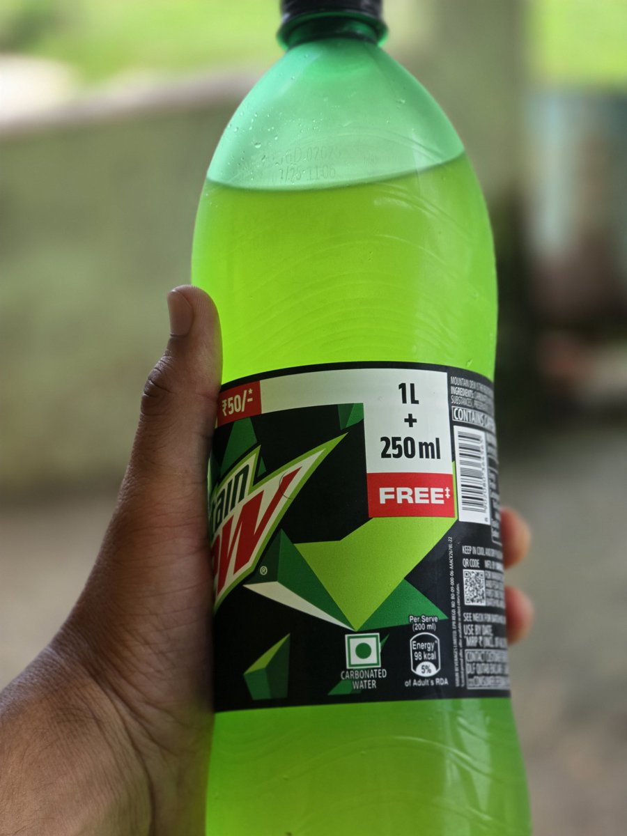 JaikyYadav16's tweet image. सब कुछ महंगा हो रहा है मगर यह Cold Drink वालों को पता नहीं क्या हुआ।
पहले Mountain Dew 50 रुपए में 1 लीटर कोल्ड ड्रिंक देता था मगर अब उतने ही रूपये में 1.25 L कोल्ड ड्रिंक दे रहा है।