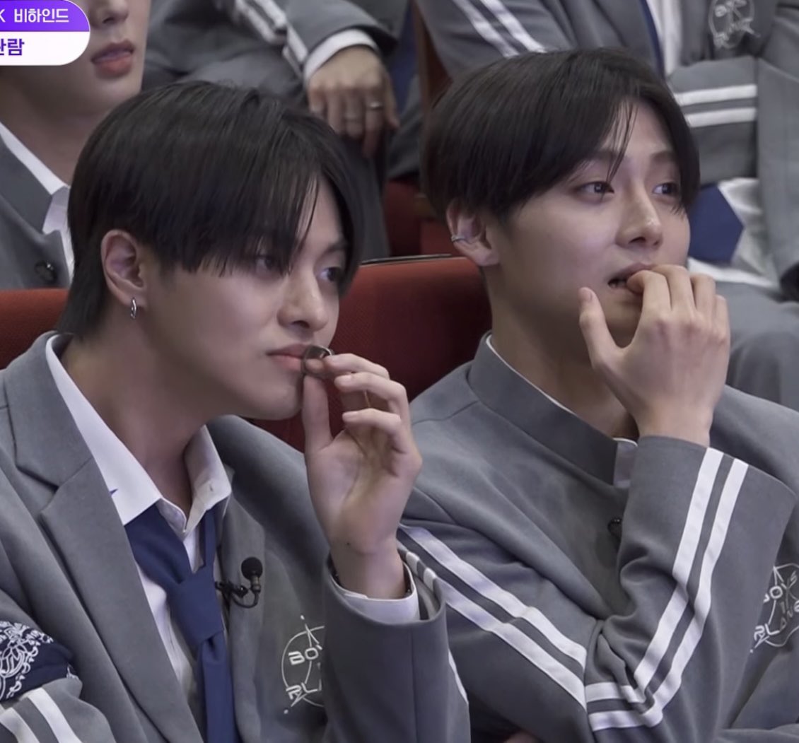 poooomu2's tweet image. 꼴림 장면
순위 공개될 때
한 분은 반지에 입술 꾹꾹 누르고 계신데
한 분은 걍 손가락이나 잘근잘근 씹고 있슨,