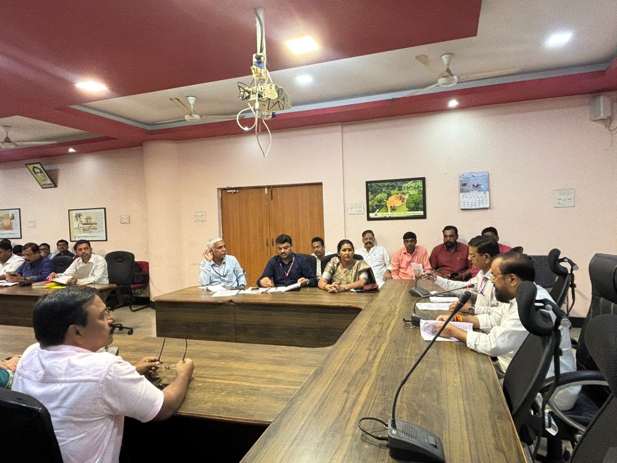 TukaramKate's tweet image. मुंबई महापालिकेच्या वरिष्ठ अधिकाऱ्यांसोबत, चेंबूरमधील शिवसेना, भारतीय जनता पार्टी (भाजप) आणि रिपब्लिकन पार्टी ऑफ इंडिया (आरपीआय) चे सर्व पदाधिकारी आणि नगरसेवक यांच्यासमवेत एक अत्यंत महत्त्वपूर्ण बैठक पार पडली.

#tukaramkate #CivicIssues #ChemburDevelopment #BMCMumbai