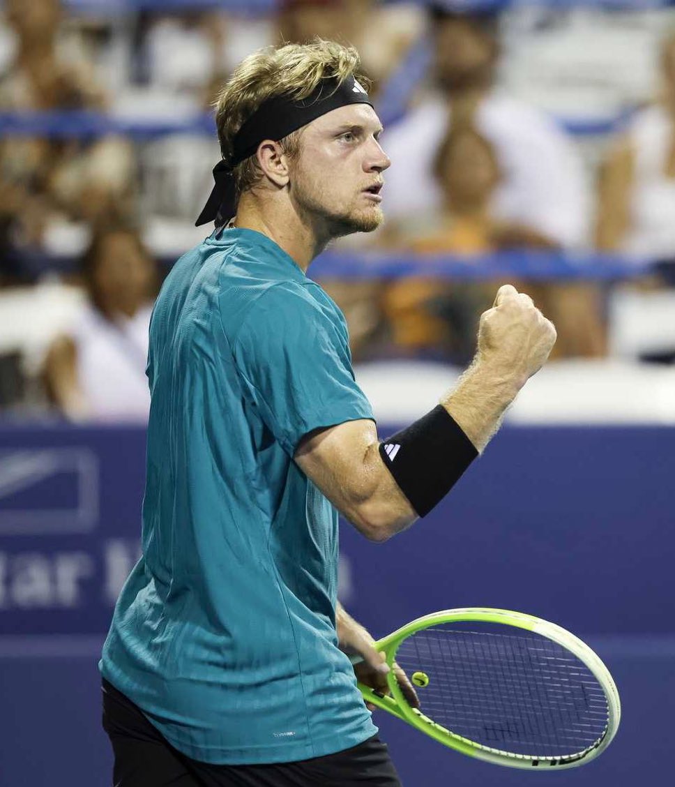 jmgmoron's tweet image. Davidovich lleva un año brutal.
Está a un pasito del Top 20 y romper su techo. En la Race, es el 14 y si le da por liarla en Washington se mete entre los 10 mejores del año.
Ya se está mereciendo un 🏆