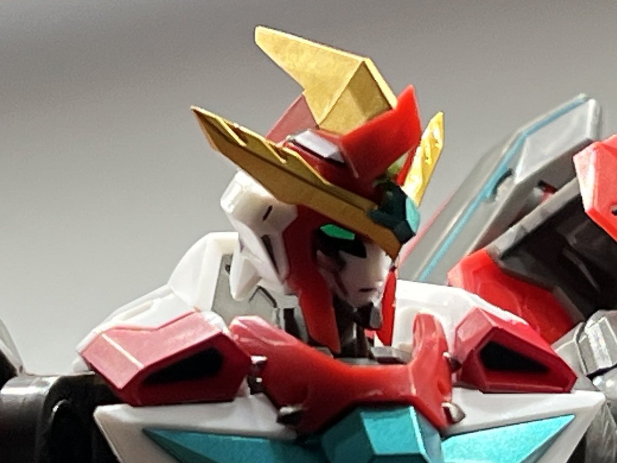 Roborobo2531_Cf's tweet image. トイライズのブレイバーン、玩具としての割り切り方が凄く良い…!
お高いTFみたいな触り心地 集光もあるし
難しい変形もないし下半身のクリックもめっちゃしっかりしてるしほんとに遊びやすい!
ただブレイサンダー形態はカッチリしてなくてびみょいかな…