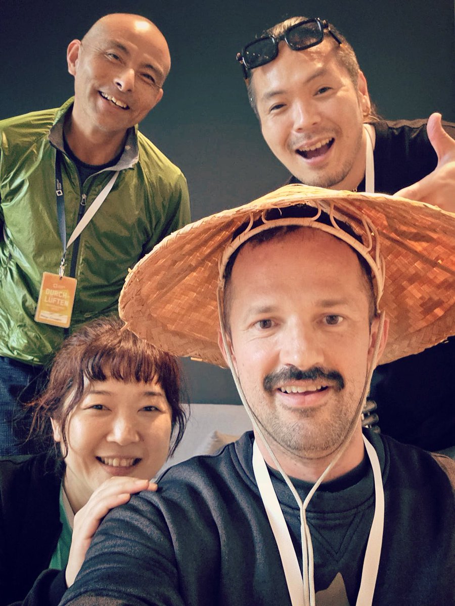㊗️スペイン サンセバスチャンでのツアー最終ライブを終えた民謡クルセイダーズ。そのまま夜行バスに5時間揺られ早朝のマドリード空港へ。ツアーマネージャーフランともここで別れを告げ、7/27の札幌公演に向けて日本へ帰国。✈️✨
フラン、素晴らしいサポートを有難う‼️💖✨

㊗️Minyo Crusaders