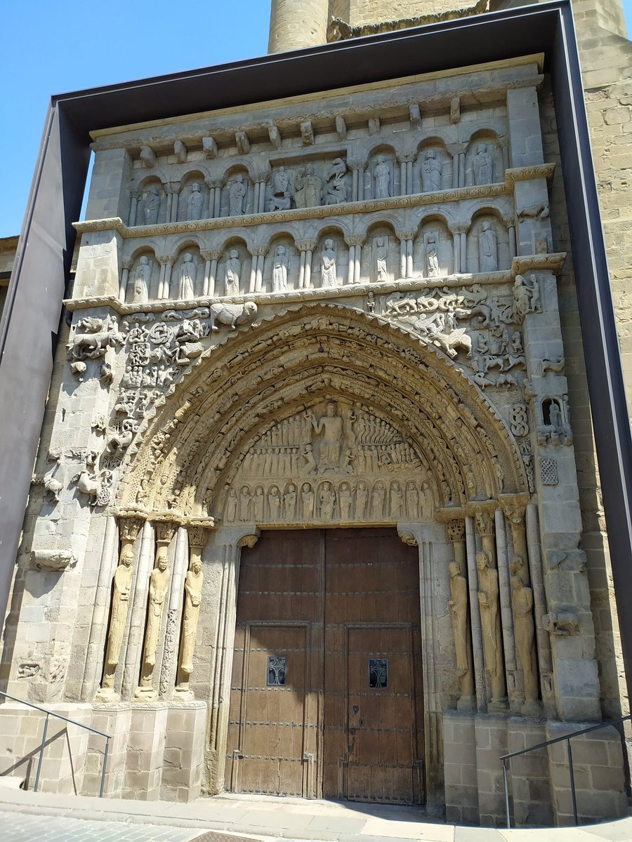 Nafarroa, Zangoza
Elizako ataria.