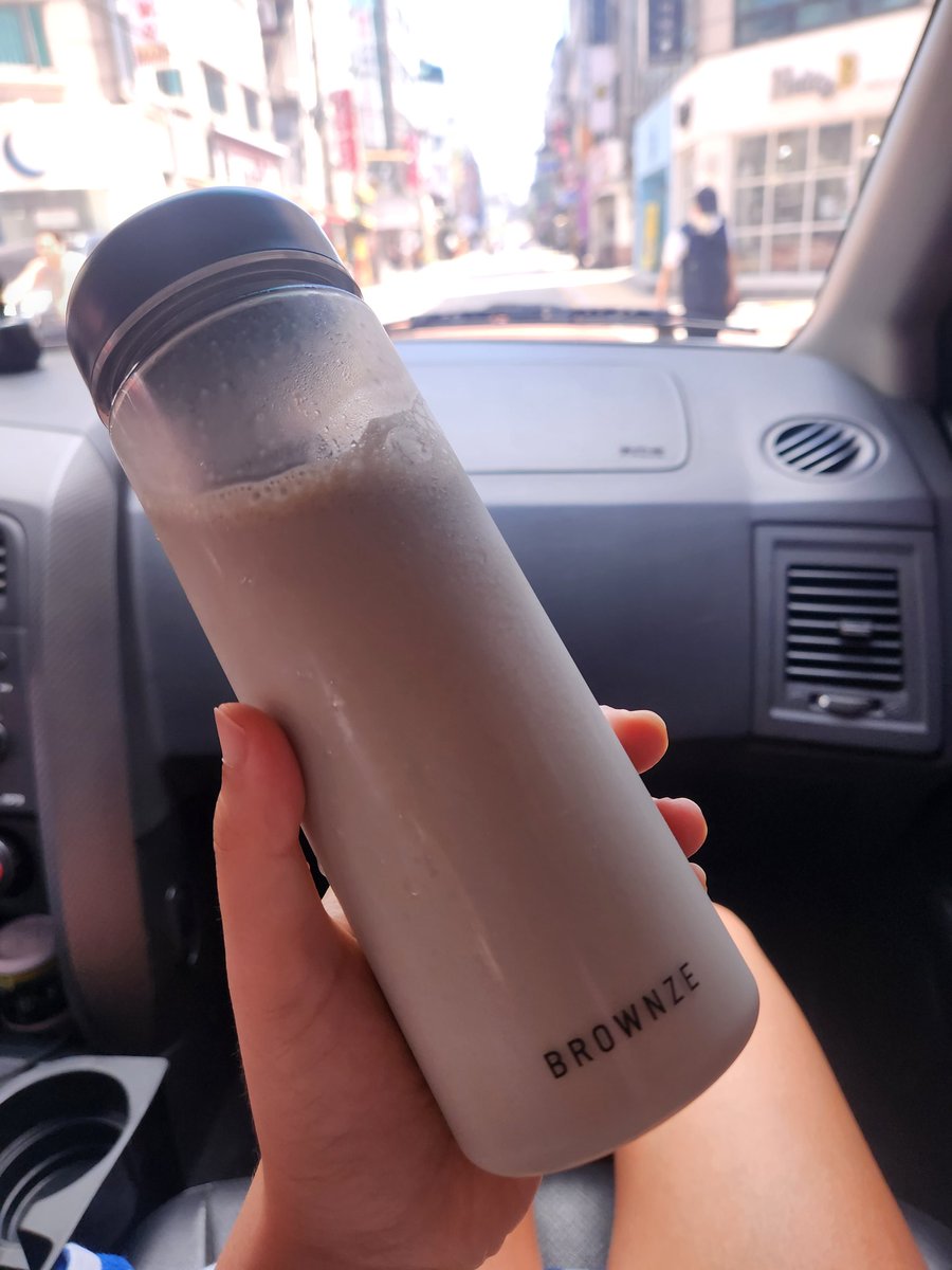 생일선물로 차를 이것저것 받아서 요새 하나씩 먹는 재미가 있슴
호지말차가루 받았는데 격불도구 없어도 호지티라떼 만들 수 있더라!