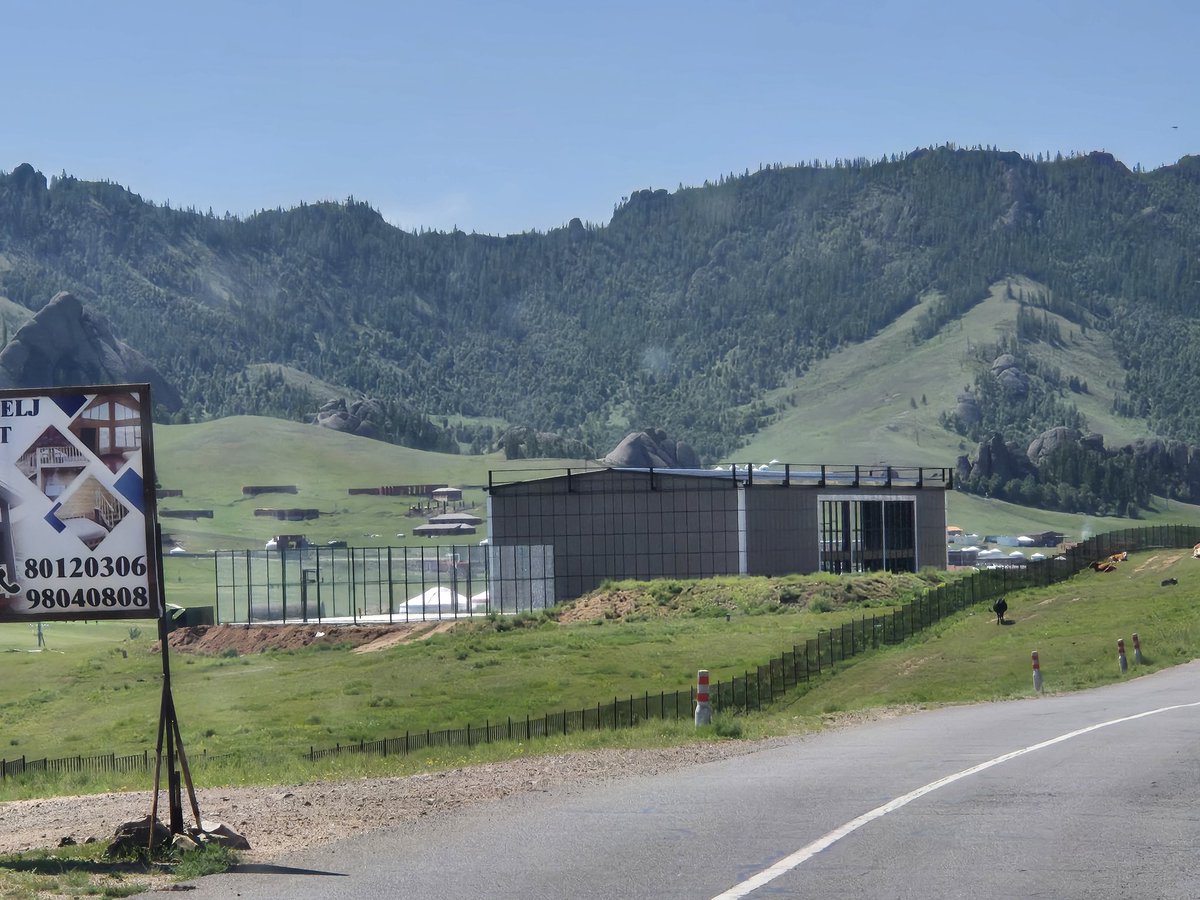 Монгол улсын нийслэлд хамгийн ойр байгалийн үзэсгэлэнт онгон төрхийг бид устгаад дуусч бн. Харамсах цаг ирнэ. Тэр үед бороо орсны дараа цув нөмрөх болно. 

Ёстой бүтэхгүй улс!