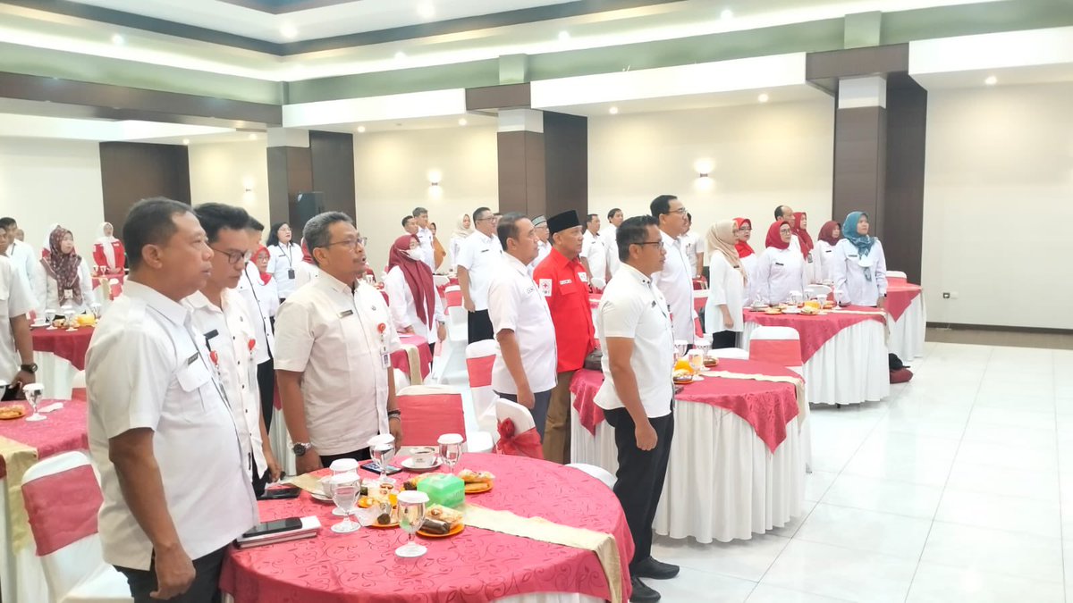 Ketua Bidang Organisasi PMI Jateng  Prof. Adji Samekto menyampaikan Orientasi Kepalangmerahan bagi Pengurus PMI Kecamatan Se-Kota Semarang di Aula UDD PMI Kota Semarang. (22/7)