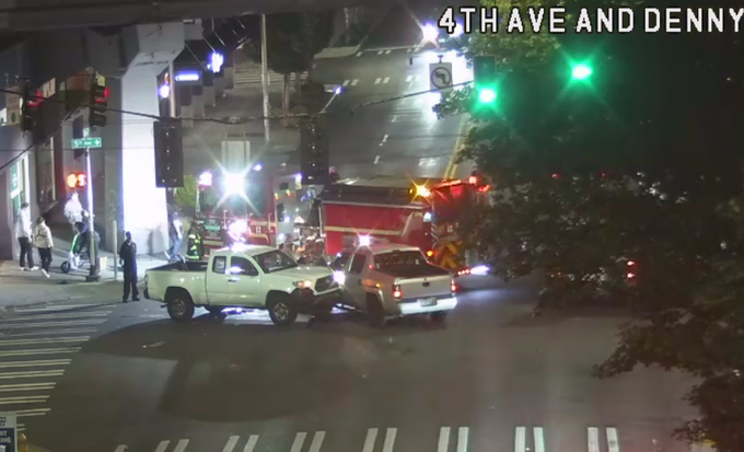 Colisión en Denny St en 5th Ave, bloqueando todos