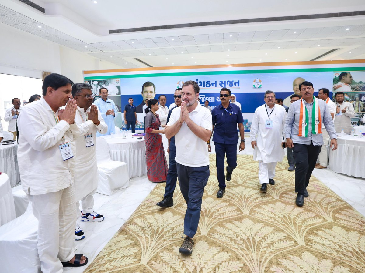 LutyensMediaIN's tweet image. नेता विपक्ष राहुल गांधी ने गुजरात में कांग्रेस के जिलाध्यक्षों के प्रशिक्षण कार्यक्रम को संबोधित किया।