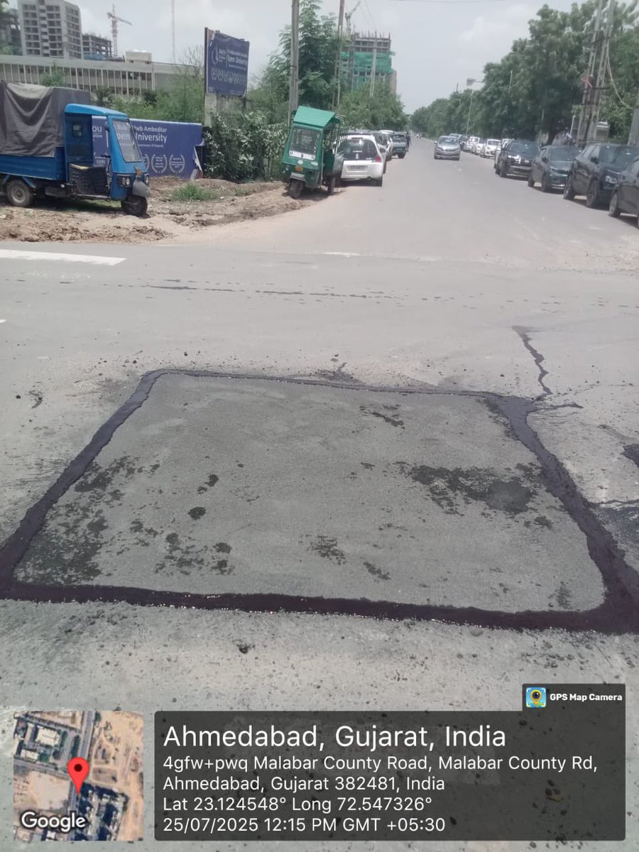 AmdavadAMC's tweet image. Ahmedabad Municipal Corporation has completed infrared patchwork work in Sarkhej and initiated similar upgrades in Chandlodiya Ward to ensure pothole-free, durable roads. This advanced repair method improves road quality and travel comfort for citizens.

#InfraredPatchwork…