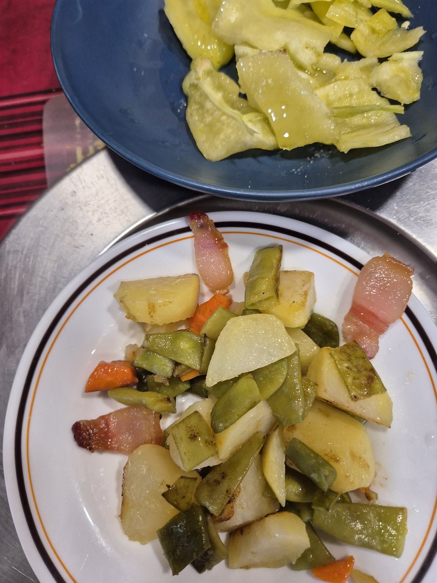 Esmorzar de pagès: verdura passada per la paella i vitxo de Girona.