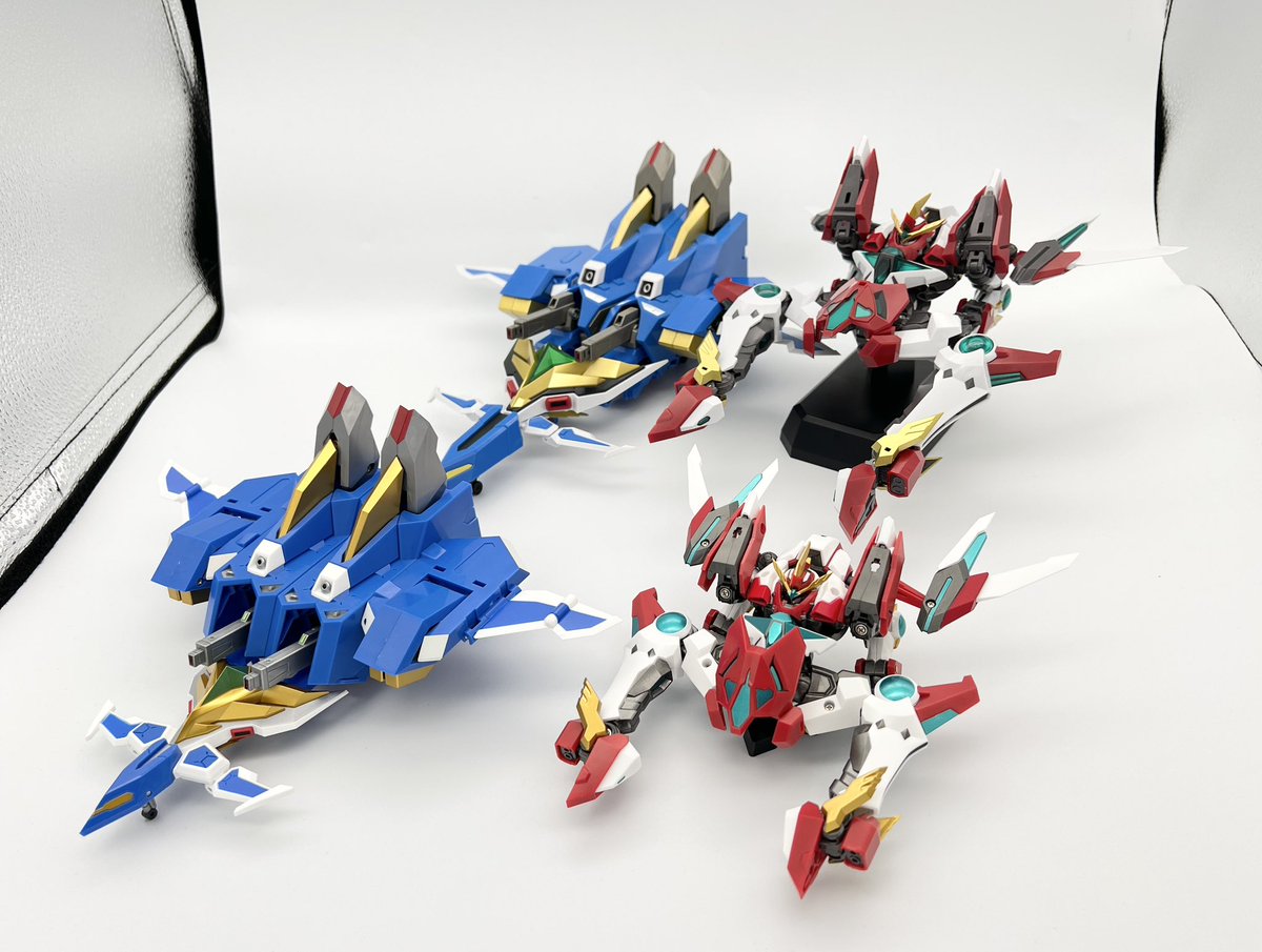 Roborobo2531_Cf's tweet image. THE合体とトイライズの大きさ比はこんな感じ
遊びやすさや他の玩具と絡めるならトイライズ、プレイバリューや再現度ならTHE合体かなぁ
あとなんとなくTHE合体はアニメのCG、トイライズは大張さんの作画っぽい?