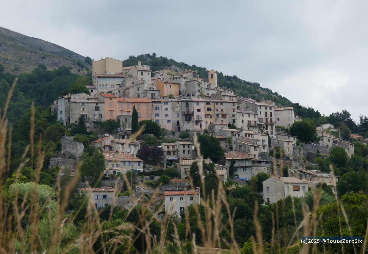 routezerosix's tweet image. Le village de Coursegoules perché à 1000 m d&apos;altitude dans l&apos;arrière pays vençois 

#Coursegoules #PaysVencois #AlpesMaritimes #CotedAzurFrance #BaladeSympa #RegionSud #NiceCotedAzur