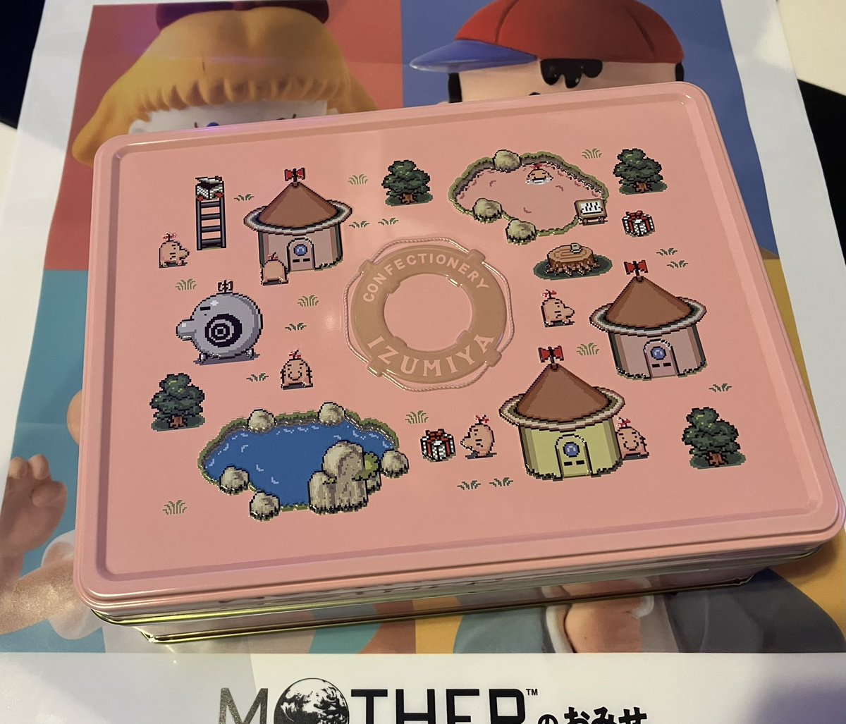 kappa_lily's tweet image. MOTHERのおみせ。で売っているサターンバレーのクッキーボックスをもらった!
とにかく缶がかわいいしスリーブ付きなのも良い!蓋を開けたところにも小ネタが。
もちろん中身のクッキーやブラウニーもめちゃめちゃ旨い。
この缶は食べ終わったら飾ろう!
#MOTHER2
#MOTHERのおみせ