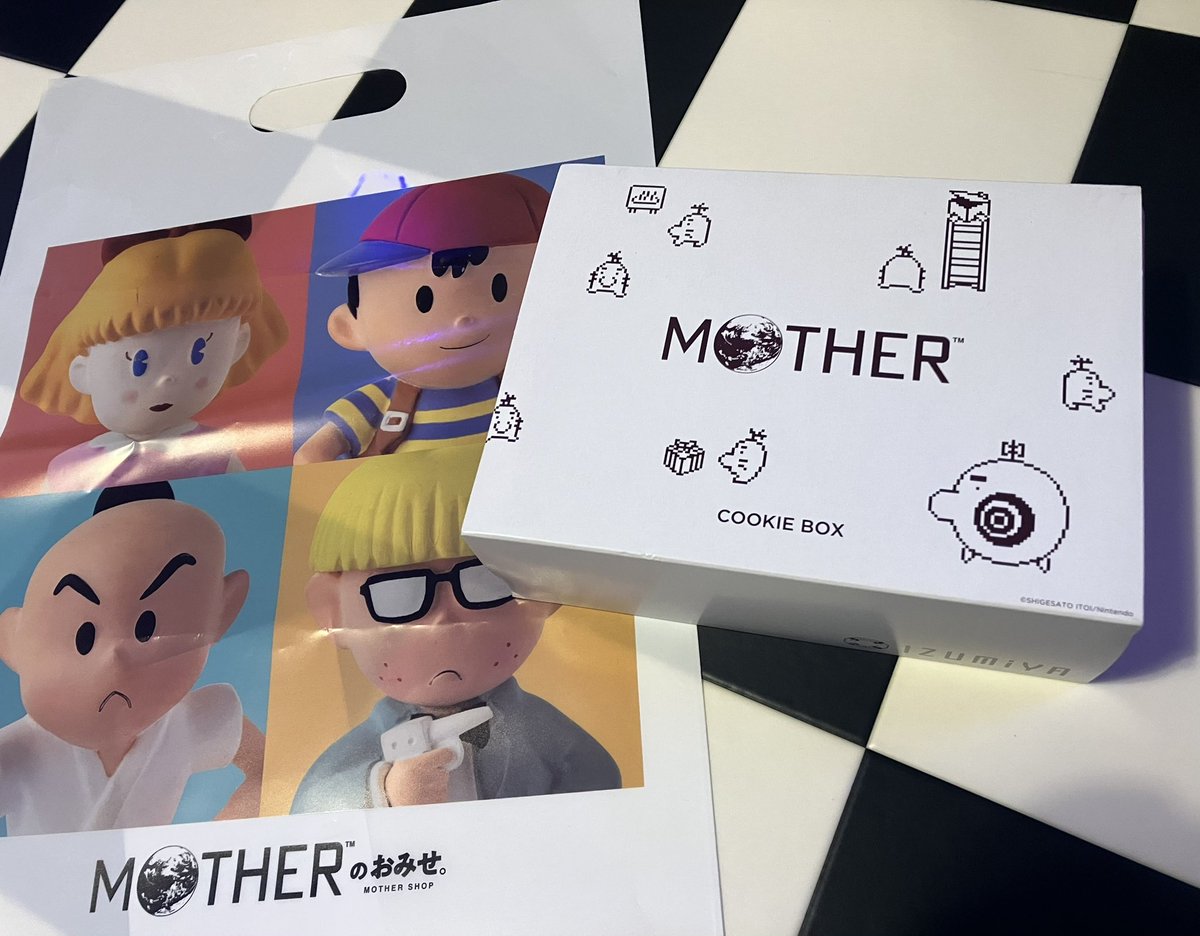 kappa_lily's tweet image. MOTHERのおみせ。で売っているサターンバレーのクッキーボックスをもらった!
とにかく缶がかわいいしスリーブ付きなのも良い!蓋を開けたところにも小ネタが。
もちろん中身のクッキーやブラウニーもめちゃめちゃ旨い。
この缶は食べ終わったら飾ろう!
#MOTHER2
#MOTHERのおみせ