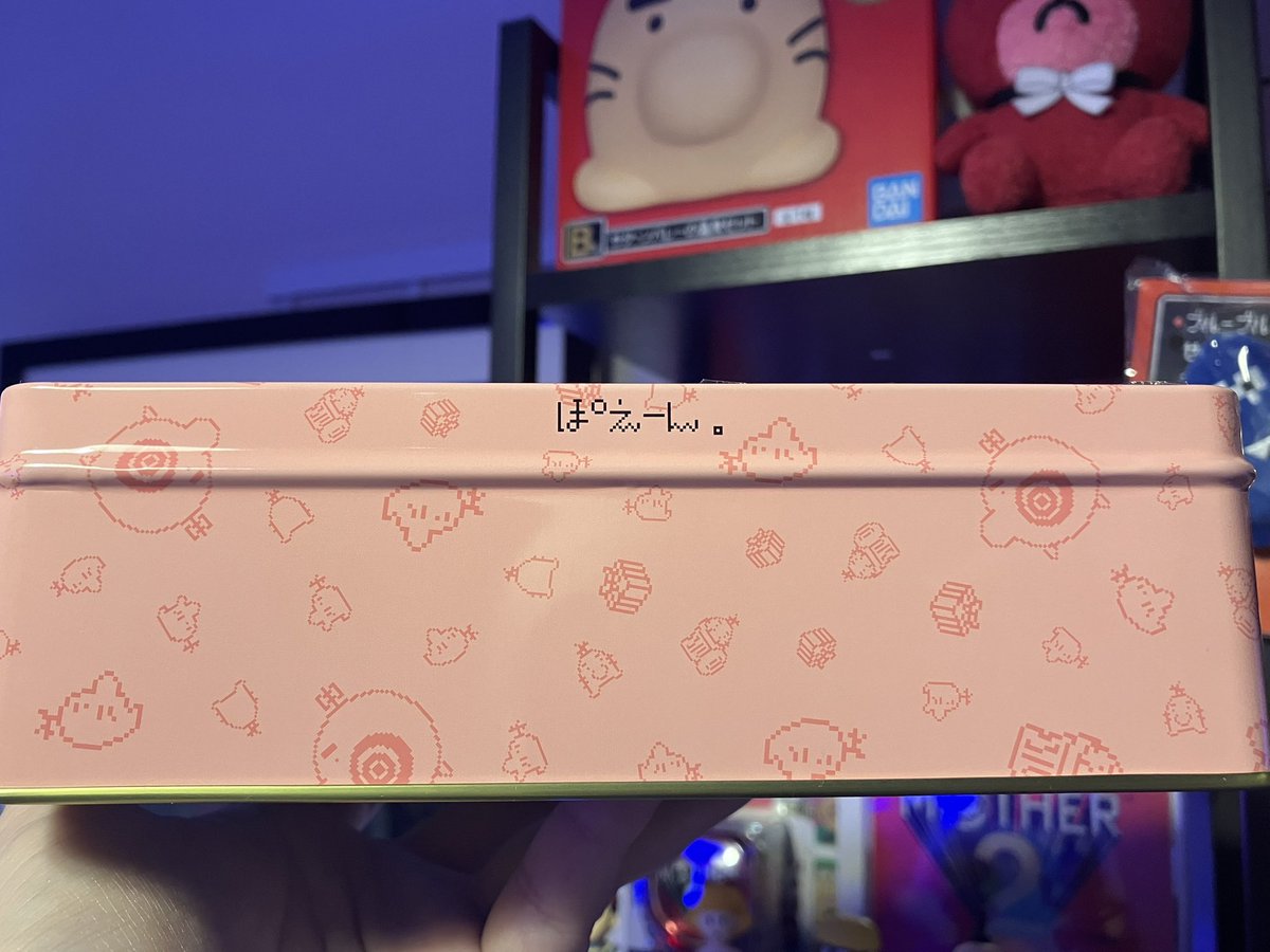kappa_lily's tweet image. MOTHERのおみせ。で売っているサターンバレーのクッキーボックスをもらった!
とにかく缶がかわいいしスリーブ付きなのも良い!蓋を開けたところにも小ネタが。
もちろん中身のクッキーやブラウニーもめちゃめちゃ旨い。
この缶は食べ終わったら飾ろう!
#MOTHER2
#MOTHERのおみせ