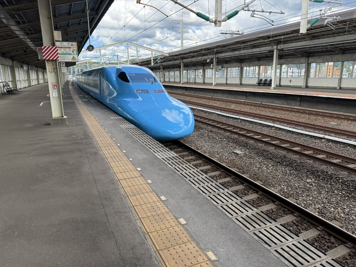 この青いワンピース新幹線も良いねぇ🙆🏻