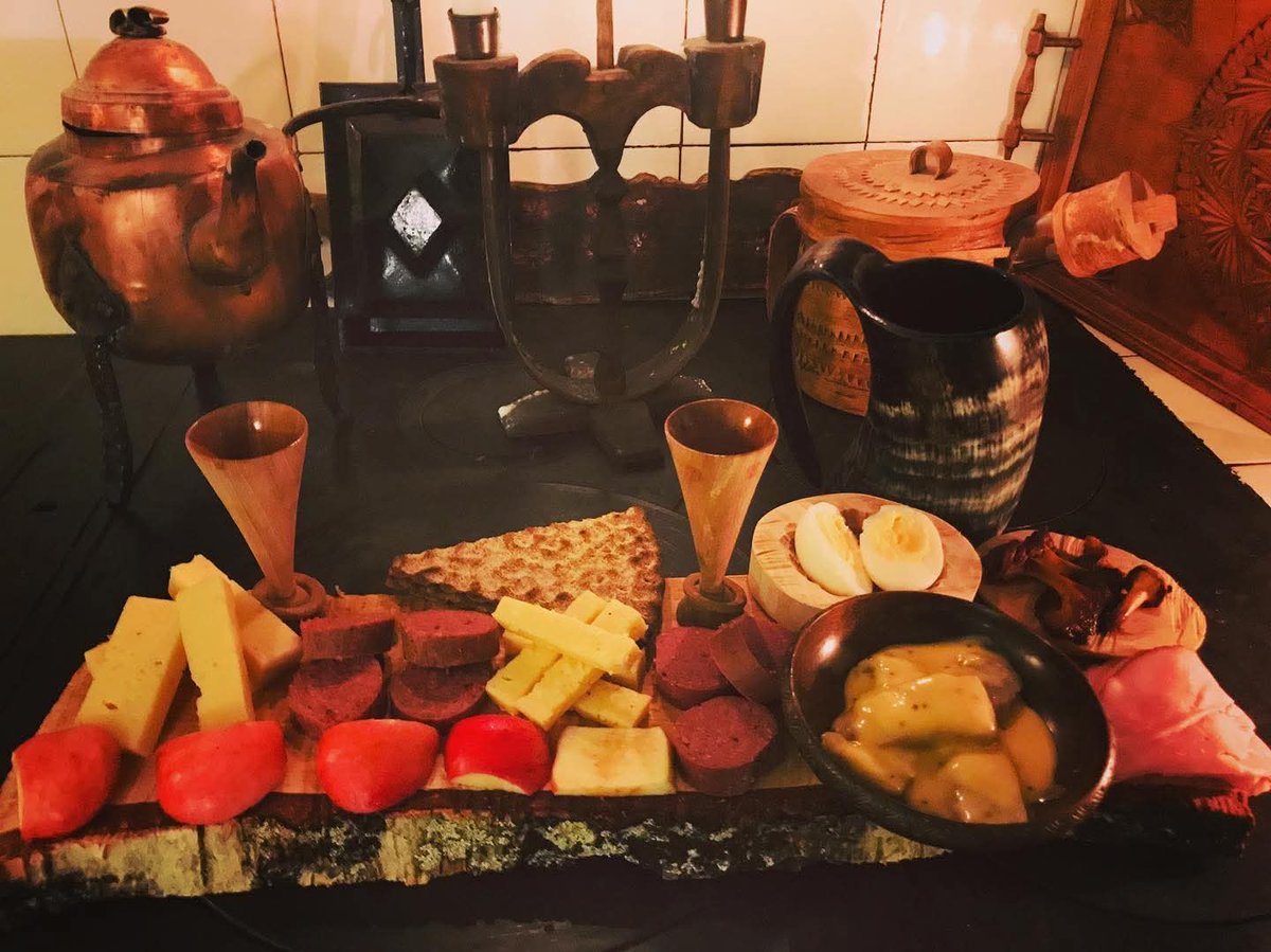 GimleK's tweet image. ETT SVENSKT ORIGINAL - BRÄNNVINSBORDET OCH DESS RÄTTER
Brännvinsbordet är en unik svensk matkulturell företeelse. Utmärkande är en kombination av brännvin och salta tilltugg, som förr var en vanlig inledning på finare middagar. Det är både smörgåsbordets och julbordets…