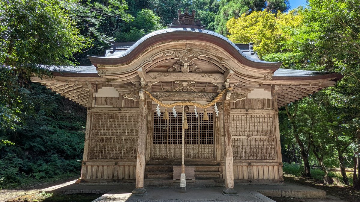 etoogaku's tweet image. 出石城内の有子山稲荷
仙石氏が藩主の頃、首の毛が白い首白孫左衛門という狐がいた。仙石氏のお気に入りで、人間に化けて使者をしていたが家臣の妬みを買い、毒入りの鼠を食べて死亡した。後に仙石氏は孫左衛門の死を悼み城内に稲荷社を建てたという。
ちなみに城内には稲荷社が3つあります。多。