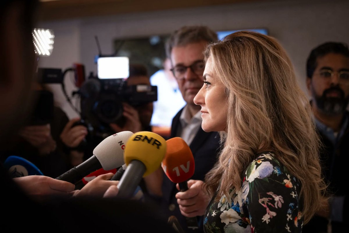 Naaldhak1's tweet image. Het @VVD verkiezingsprogramma schuift de rekening van massale asielinstroom en hogere defensie uitgaven af op de gewone Nederlander. Terwijl er wekelijks 800 asielzoekers bijkomen, moeten wij langer doorwerken, stijgen de zorgkosten, en verrijzen er nóg meer AZC’s. De zorg wordt…