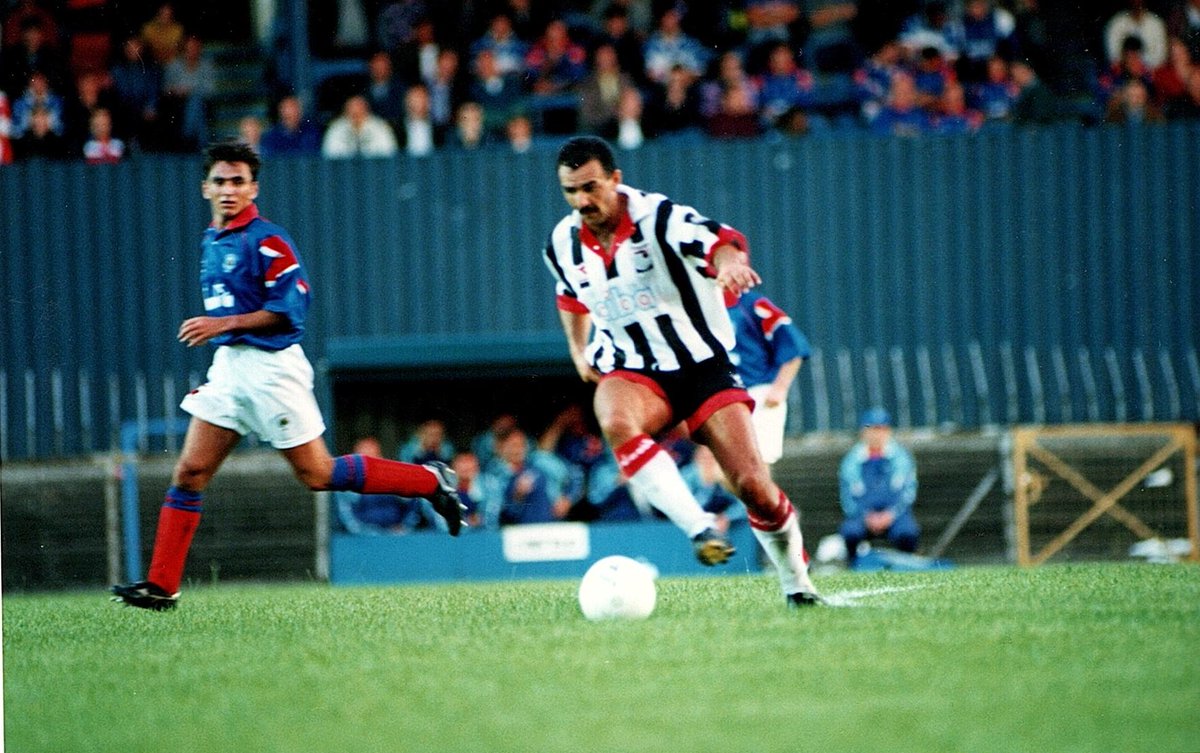 onthisGTFCday's tweet image. 26th July 1994 - Grimsby Town beat Linfield 3-0 on their Northern Ireland tour. Clive Mendonca scores twice with Paul Groves also on target for the Mariners in front of 731 at Windsor Park, home of Linfield and the National Team. #GTFC @OfficialBlues