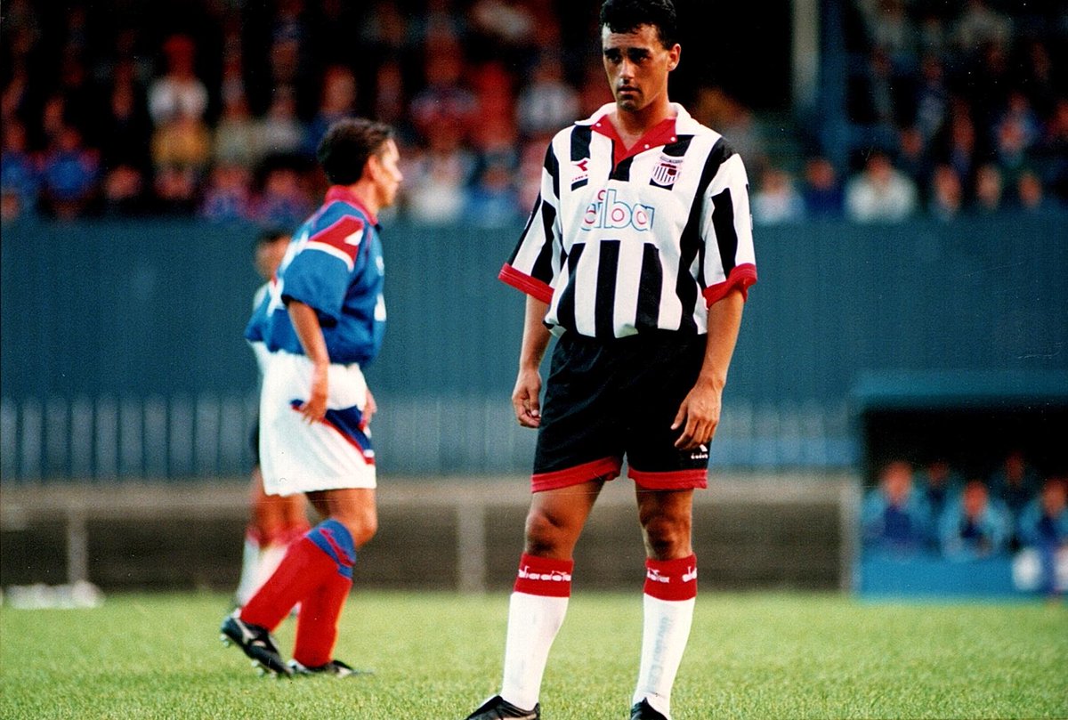 onthisGTFCday's tweet image. 26th July 1994 - Grimsby Town beat Linfield 3-0 on their Northern Ireland tour. Clive Mendonca scores twice with Paul Groves also on target for the Mariners in front of 731 at Windsor Park, home of Linfield and the National Team. #GTFC @OfficialBlues