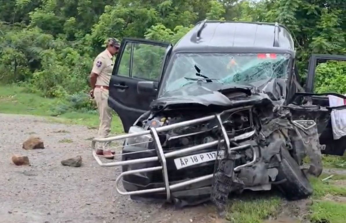 Two Andhra Pradesh Intelligence Security Wing DSPs tragically died in a road accident near Choutuppal. The incident occurred when their Scorpio hit a divider and collided with an oncoming truck while en route from Vijayawada to Hyderabad. timesofindia.indiatimes.com/city/hyderabad… <a href="/TOIHyderabad/">TOI Hyderabad</a>