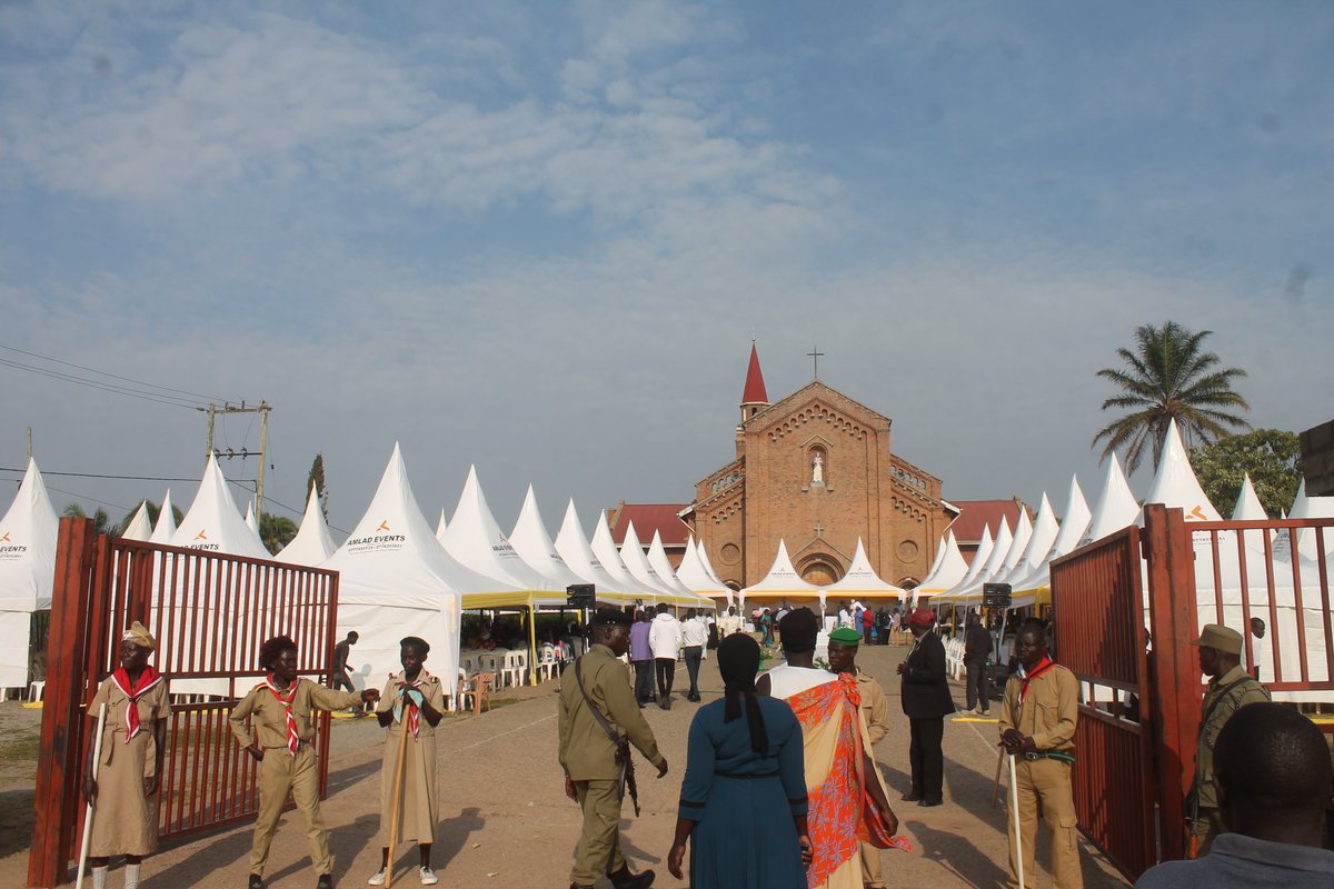 RadioPacisnews's tweet image. Christian faithfuls arriving for the Arua Diocese Ordination at Sacred Heart of Jesus Cathedral Ediofe as 10 Deacons are set to be ordained to Priesthood and 3 Seminarians and 5 Brothers to Diaconate.
#Ordination2025 #AruaDiocese #RadioPacis