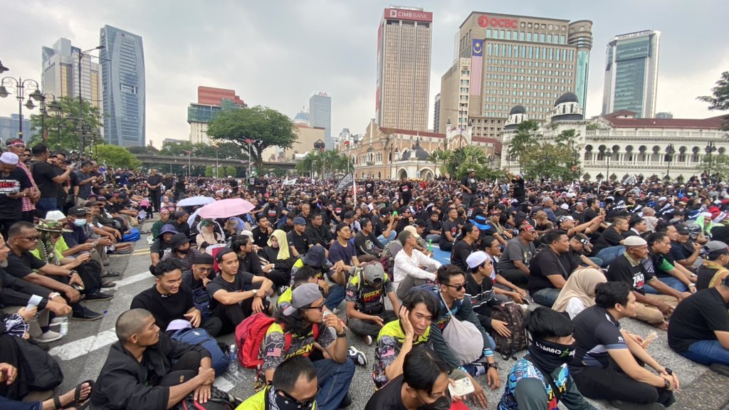 ushardaniele's tweet photo. The crowd are seated on the street along Dataran Merdeka. The field is closed off by police but the master of ceremonies cheers as there are claims of 500k people attending today’s rally. https://t.co/FQsh3fir24