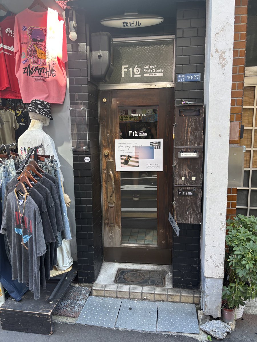 SSR撮影会 in 関西「オフショットモデル展 〜uber cozy universe〜」へ。

ふだんは見られない、モデルさんたちの素顔とぬくもりがそっと並ぶ空間。
レンズを意識していない瞬間の、照れ笑いやふとした仕草に、彼女たちの人柄や撮影会の空気感がにじみ出ていました。